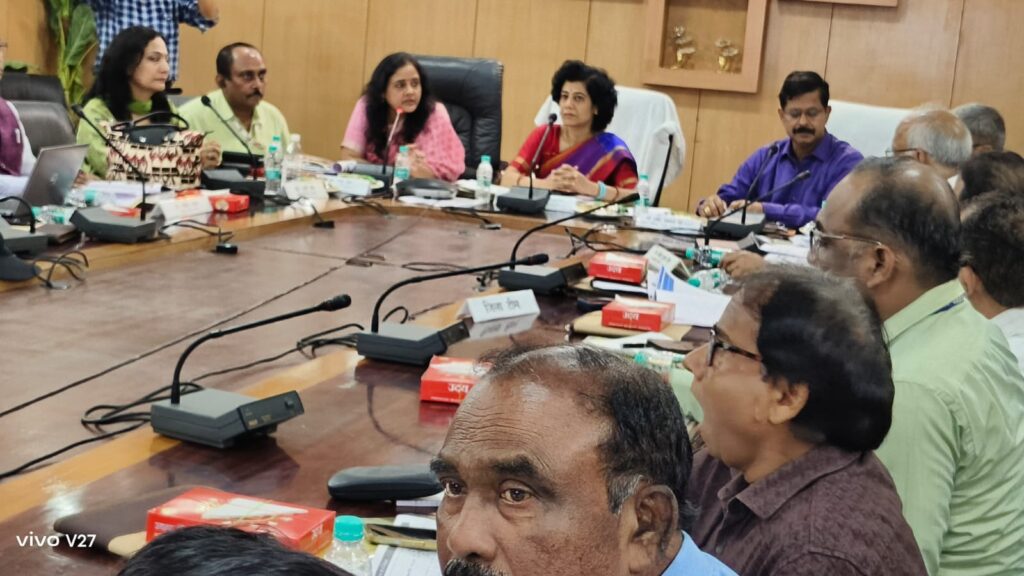 आराधना पटनायक की अध्यक्षता में वेक्टर जनित रोग नियंत्रण कार्यक्रम की समीक्षा बैठक सम्पन्न 31 WhatsApp Image 2025 10 15 at 19.52.07