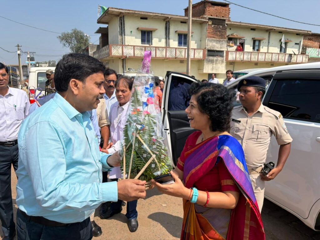 आराधना पटनायक की अध्यक्षता में वेक्टर जनित रोग नियंत्रण कार्यक्रम की समीक्षा बैठक सम्पन्न 2 WhatsApp Image 2025 10 15 at 19.52.11