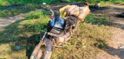 सिरका कोलियरी में सीसीएल सुरक्षा दल और पुलिस की बड़ी कार्रवाई, तीन बाइक जप्त — कोयला चोरी सिंडिकेट में मचा हड़कंप 8 WhatsApp Image 2025 10 17 at 12.11.15