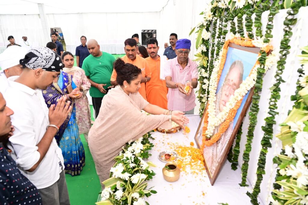 मुख्यमंत्री हेमन्त सोरेन एवं विधायक कल्पना सोरेन ने स्वर्गीय जलेश्वरी देवी को दी श्रद्धांजलि, परिवार को दी सांत्वना 10 WhatsApp Image 2025 10 26 at 14.52.48