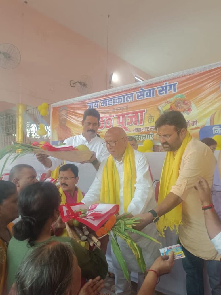 छठ पर्व पर जय महाकाल सेवा संग ने किया सूप वितरण, विधायक सरयू राय ने व्रतधारियों को दिए फल-सूप 8 WhatsApp Image 2025 10 27 at 10.23.40