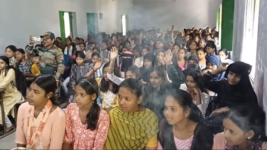 जामताड़ा महिला कॉलेज में पुलिस की आत्मरक्षा एवं साइबर सुरक्षा कार्यशाला, छात्राओं को दिया सशक्तिकरण का संदेश 12 WhatsApp Image 2025 11 11 at 14.34.43