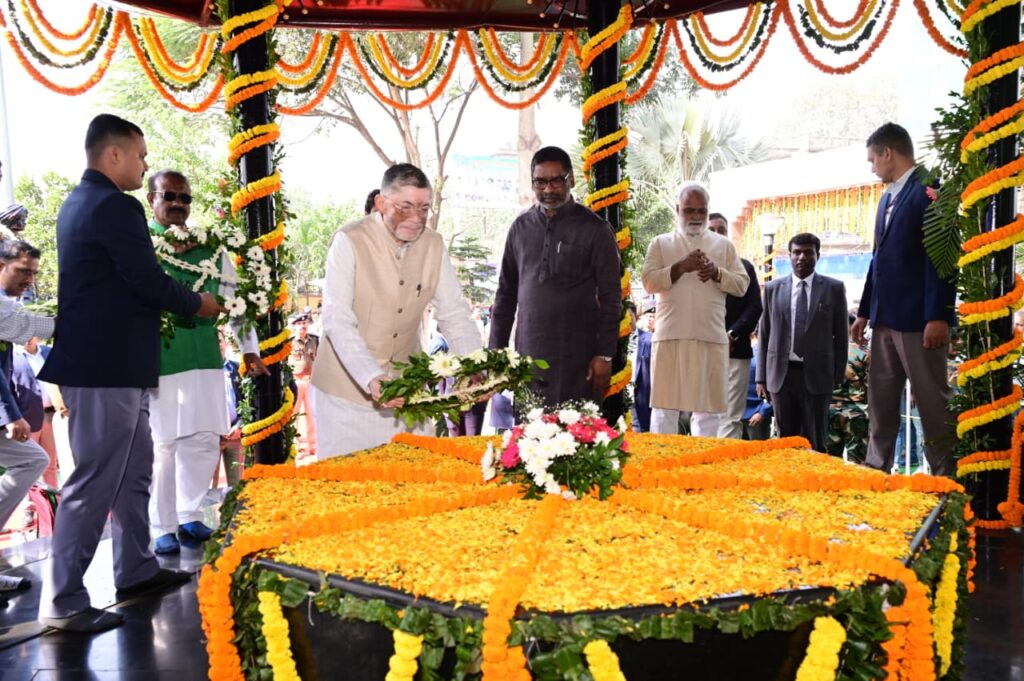 धरती आबा बिरसा मुंडा की 150वीं जयंती पर राज्यपाल, मुख्यमंत्री और कल्पना सोरेन ने दी भावपूर्ण श्रद्धांजलि 8 WhatsApp Image 2025 11 15 at 10.53.25