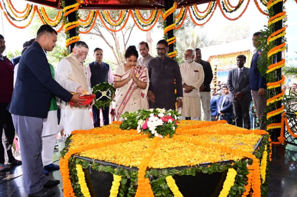 धरती आबा बिरसा मुंडा की 150वीं जयंती पर राज्यपाल, मुख्यमंत्री और कल्पना सोरेन ने दी भावपूर्ण श्रद्धांजलि 20 WhatsApp Image 2025 11 15 at 10.53.26