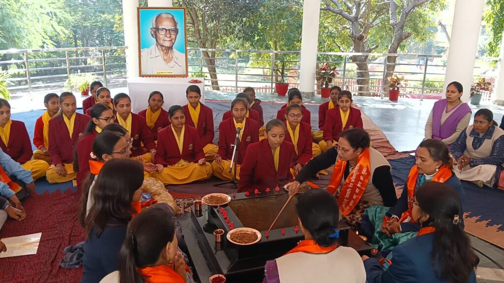 डी.ए.वी. नंदराज पब्लिक स्कूल में महात्मा ग्रोवर जयंती, भगवान बिरसा मुंडा जयंती और झारखंड स्थापना दिवस का संयुक्त भव्य आयोजन 4 WhatsApp Image 2025 11 15 at 15.21.13