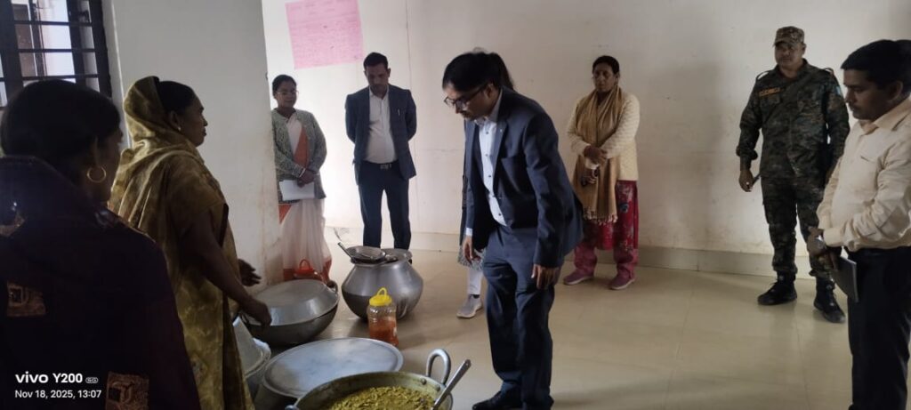 उपायुक्त ने झारखंड बालिका आवासीय विद्यालय, दुलमी का किया निरीक्षण—भोजन, शिक्षा और सुरक्षा व्यवस्थाओं की गहन समीक्षा 8 WhatsApp Image 2025 11 18 at 17.01.24 1