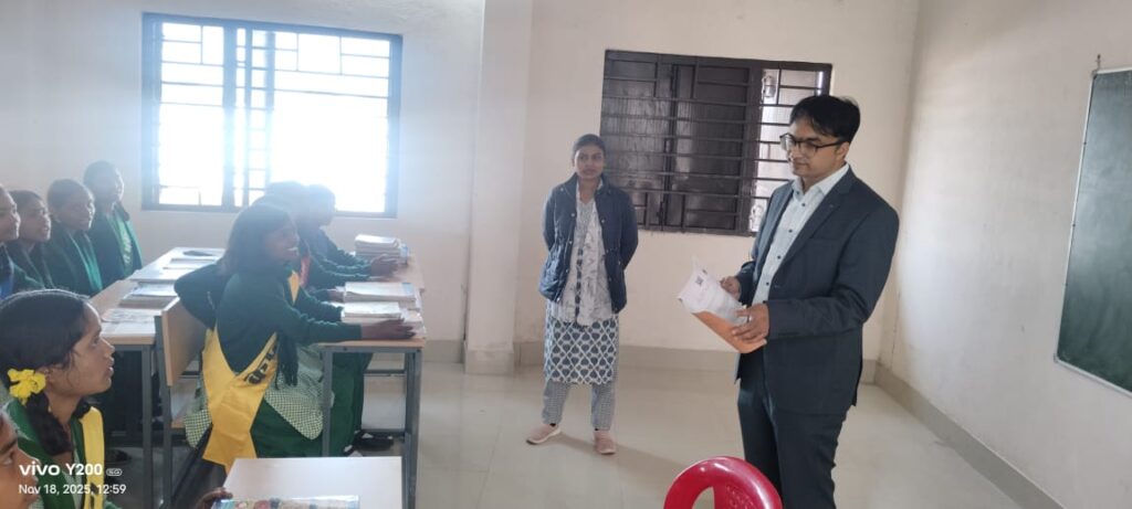 उपायुक्त ने झारखंड बालिका आवासीय विद्यालय, दुलमी का किया निरीक्षण—भोजन, शिक्षा और सुरक्षा व्यवस्थाओं की गहन समीक्षा 29 WhatsApp Image 2025 11 18 at 17.01.25 1