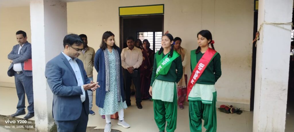 उपायुक्त ने झारखंड बालिका आवासीय विद्यालय, दुलमी का किया निरीक्षण—भोजन, शिक्षा और सुरक्षा व्यवस्थाओं की गहन समीक्षा 26 WhatsApp Image 2025 11 18 at 17.01.26 1