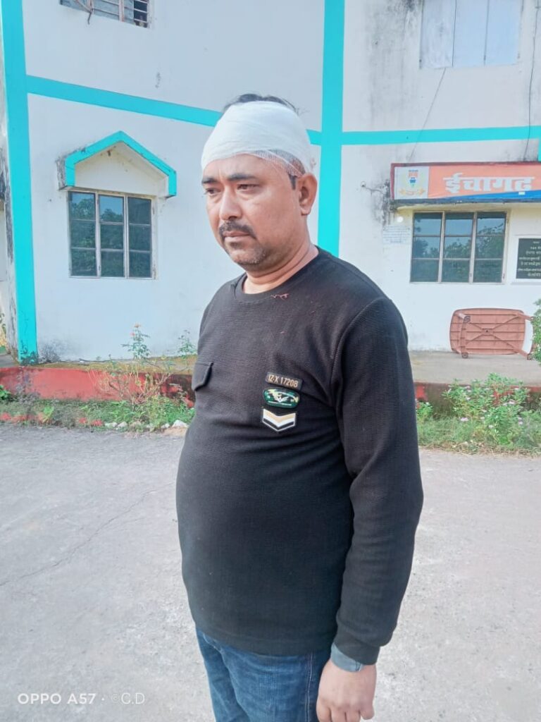 ईचागढ़ में पुलिस पर हमला: अवैध वसूली को लेकर बड़ा बवाल, स्थिति तनावपूर्ण 26 WhatsApp Image 2025 11 19 at 13.24.42