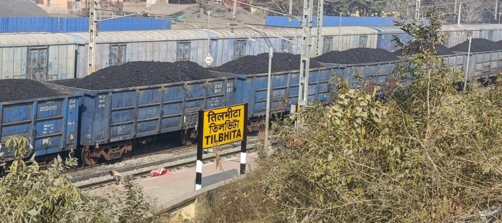 पाकुड़ में टला बड़ा रेल हादसा, ट्रैक पर रखा 4-5 फीट लोहा 16 WhatsApp Image 2026 01 12 at 15.40.03