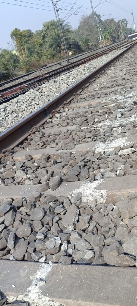 पाकुड़ में टला बड़ा रेल हादसा, ट्रैक पर रखा 4-5 फीट लोहा 8 WhatsApp Image 2026 01 12 at 15.40.03 2