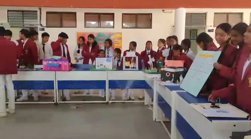 पीएम श्री जवाहर नवोदय विद्यालय पतरातू में वार्षिक विज्ञान प्रदर्शनी का भव्य आयोजन 15 WhatsApp Image 2026 02 28 at 15.02.06
