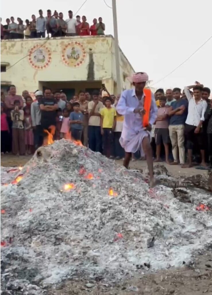 होली तेरे कितने रंग: कहीं लट्ठमार, कहीं लड्डू मार, तो कहीं अंगारों की होली 32 WhatsApp Image 2026 03 03 at 8.19.16 AM
