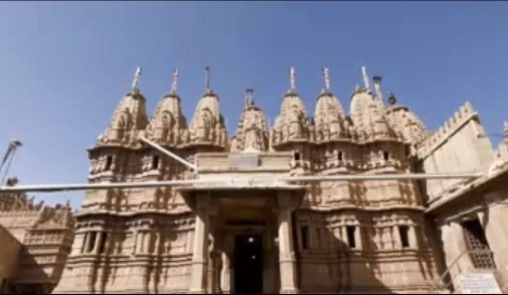 जैसलमेर में 144 साल बाद बाहर आई जैन संत की पवित्र चादर, भव्य चादर महोत्सव में उमड़ा श्रद्धालुओं का सैलाब 13 WhatsApp Image 2026 03 07 at 18.16.13