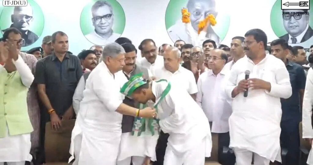बिहार की राजनीति में नई एंट्री: जदयू में शामिल हुए निशांत कुमार, कार्यकर्ता बनकर जनता की सेवा करने का संकल्प 26 WhatsApp Image 2026 03 08 at 14.15.52 1