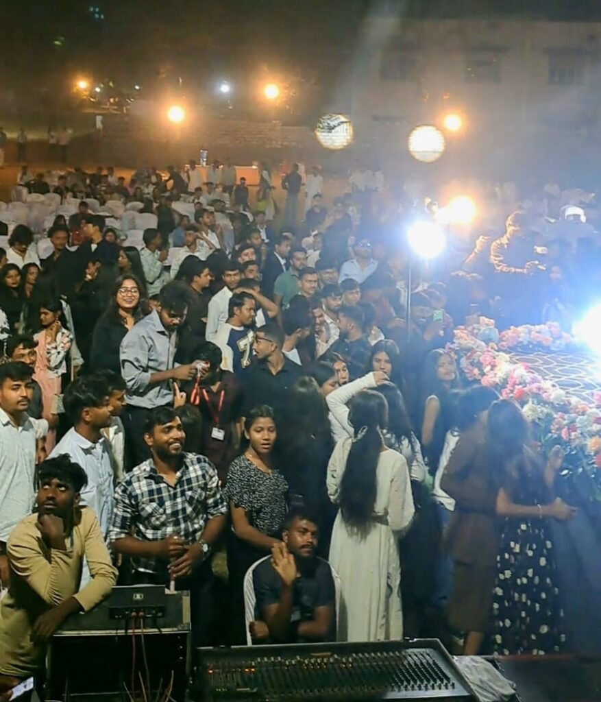 RKDF विश्वविद्यालय, रांची में “कार्निविस्टा 2026” का भव्य आयोजन, देर रात तक गूंजती रही कला और संस्कृति की धुन 31 WhatsApp Image 2026 03 26 at 6.54.28 AM
