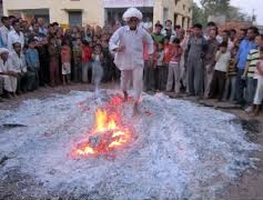 होली तेरे कितने रंग: कहीं लट्ठमार, कहीं लड्डू मार, तो कहीं अंगारों की होली 31 images