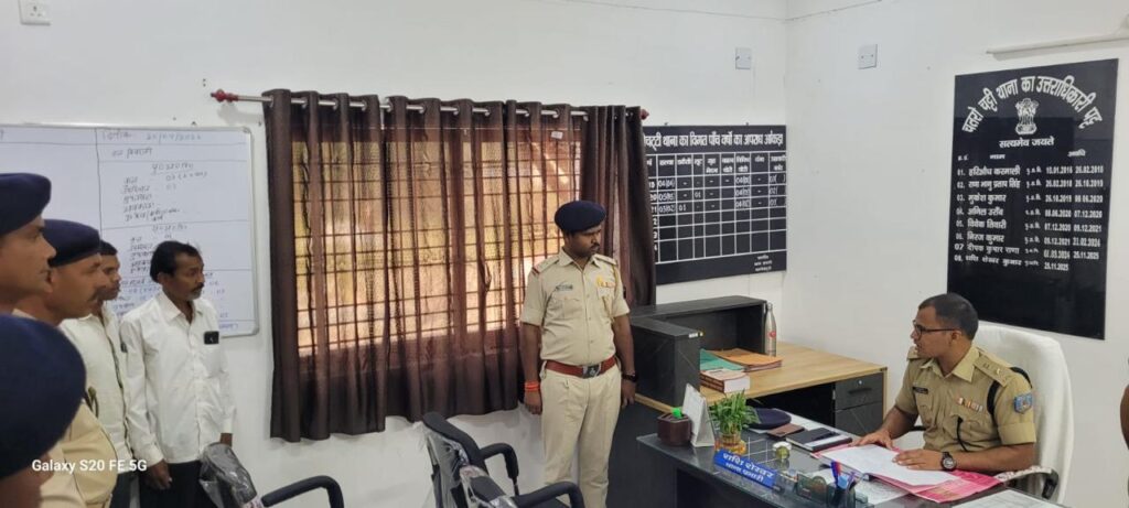 बोकारो पुलिस में सख्ती: एसपी नाथू सिंह मीना ने किया औचक निरीक्षण, लंबित मामलों पर जताई नाराजगी 4 WhatsApp Image 2026 04 25 at 19.30.26 1