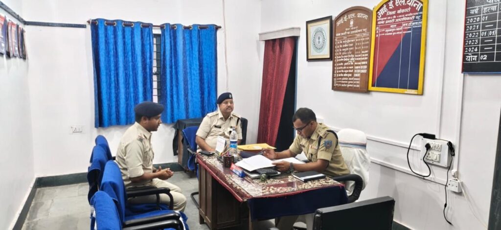 बोकारो पुलिस में सख्ती: एसपी नाथू सिंह मीना ने किया औचक निरीक्षण, लंबित मामलों पर जताई नाराजगी 21 WhatsApp Image 2026 04 25 at 19.30.26