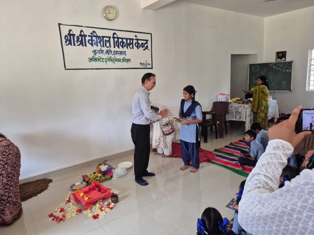 खूंटी के Sri Sri Vidya Mandir High School में धूमधाम से मनाया गया श्री श्री रविशंकर का 70वां जन्मदिन 27 WhatsApp Image 2026 05 13 at 15.32.42 1 1