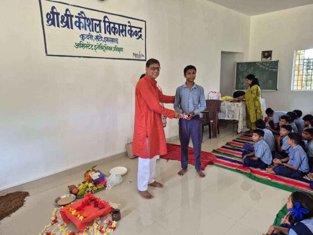 खूंटी के Sri Sri Vidya Mandir High School में धूमधाम से मनाया गया श्री श्री रविशंकर का 70वां जन्मदिन 20 WhatsApp Image 2026 05 13 at 15.32.42 2