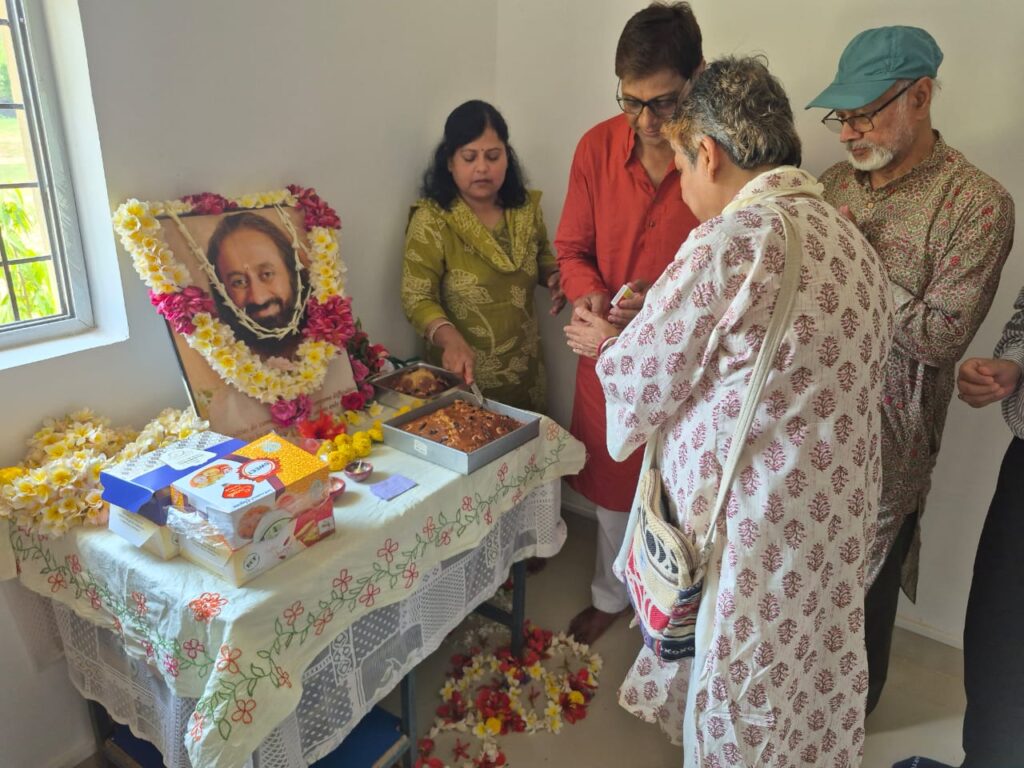 खूंटी के Sri Sri Vidya Mandir High School में धूमधाम से मनाया गया श्री श्री रविशंकर का 70वां जन्मदिन 8 WhatsApp Image 2026 05 13 at 15.32.43