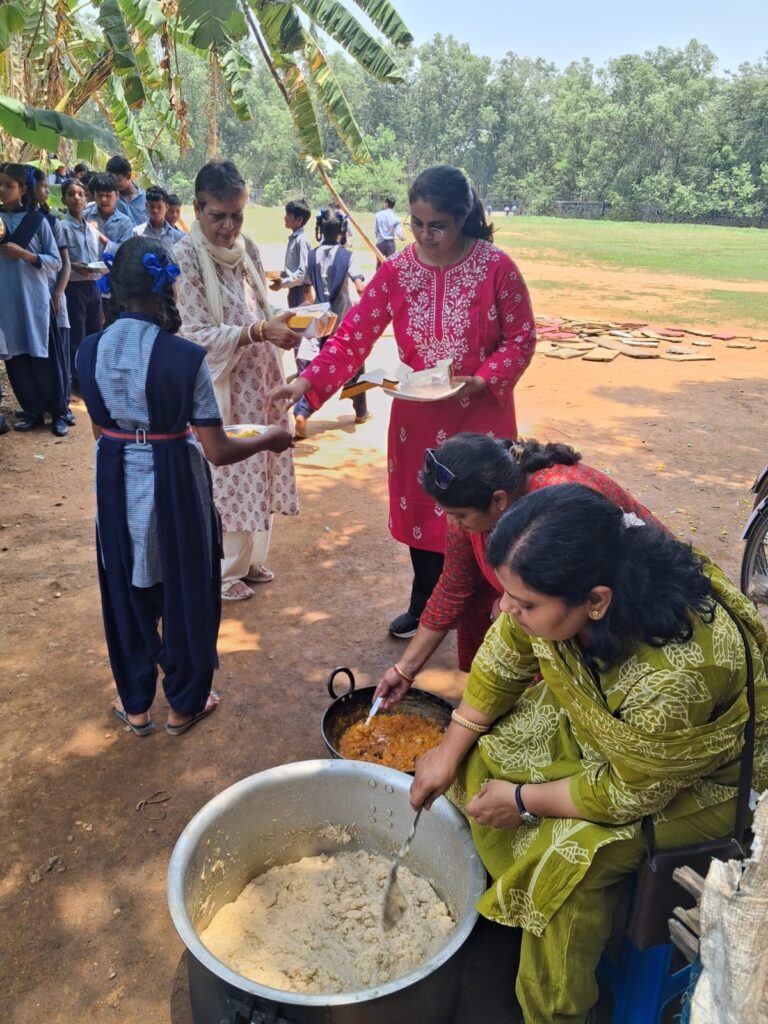 खूंटी के Sri Sri Vidya Mandir High School में धूमधाम से मनाया गया श्री श्री रविशंकर का 70वां जन्मदिन 30 WhatsApp Image 2026 05 13 at 15.33.27