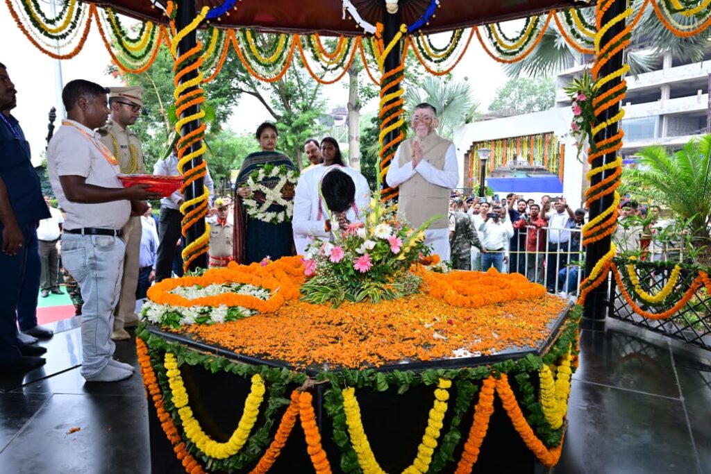 धरती आबा बिरसा मुंडा की पुण्यतिथि पर राज्यपाल और मुख्यमंत्री ने दी श्रद्धांजलि 29 WhatsApp Image 2026 06 09 at 11.41.59