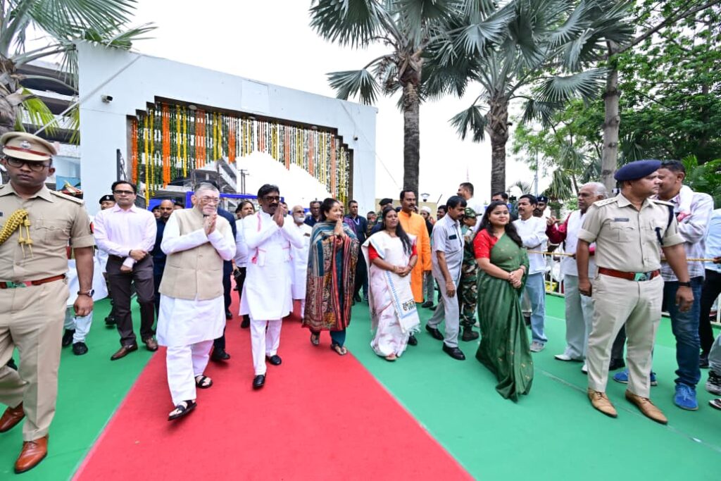 धरती आबा बिरसा मुंडा की पुण्यतिथि पर राज्यपाल और मुख्यमंत्री ने दी श्रद्धांजलि 4 WhatsApp Image 2026 06 09 at 11.44.28
