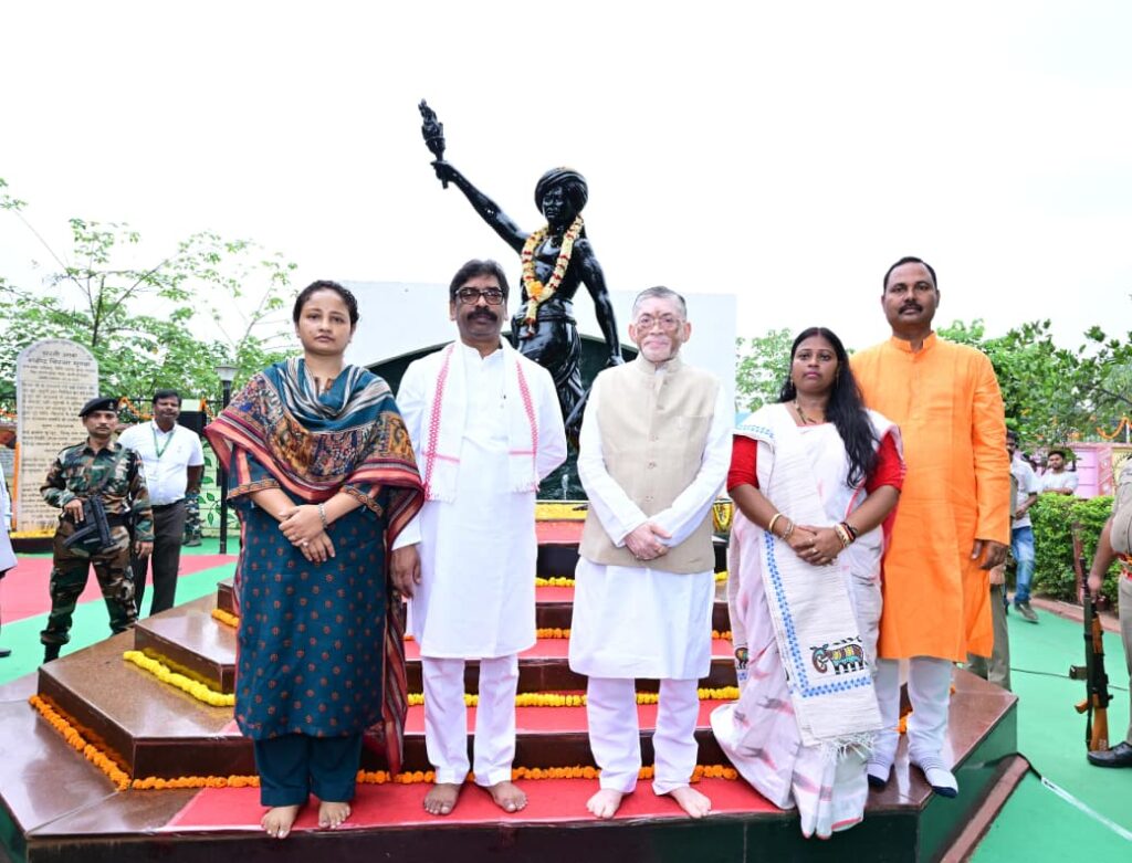 धरती आबा बिरसा मुंडा की पुण्यतिथि पर राज्यपाल और मुख्यमंत्री ने दी श्रद्धांजलि 14 WhatsApp Image 2026 06 09 at 11.44.35