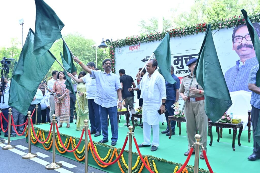 नशा मुक्त झारखंड अभियान का शुभारंभ, हेमंत सोरेन ने जागरूकता रथों को दिखाई हरी झंडी 4 WhatsApp Image 2026 06 15 at 17.54.49