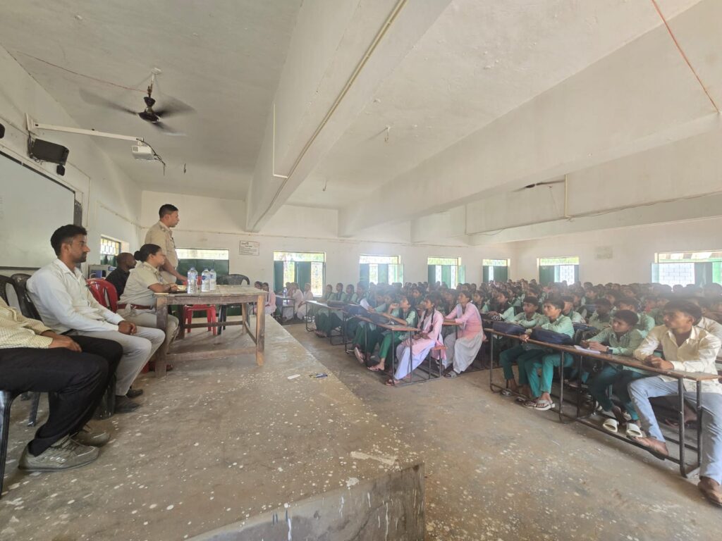 कांडी स्कूल में पुलिस का जागरूकता अभियान, छात्रों को किया सतर्क 4 WhatsApp Image 2026 06 16 at 15.01.21