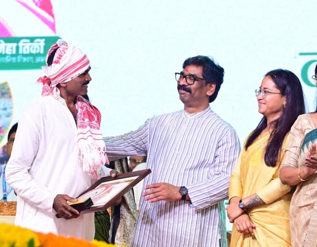 कृषि मेले में हेमंत सोरेन का बड़ा संदेश: आधी जिम्मेदारी सरकार, आधी किसान निभाएं 4 WhatsApp Image 2026 06 16 at 16.10.36
