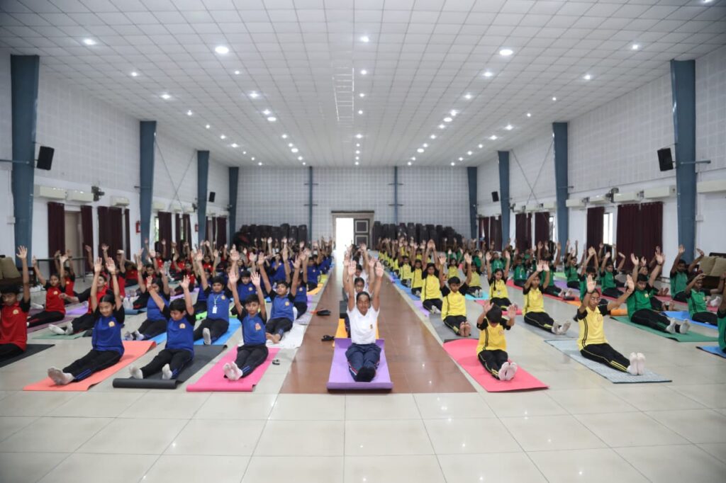 सरला बिरला पब्लिक स्कूल में योग दिवस का भव्य आयोजन, विद्यार्थियों ने दिया स्वस्थ जीवन का संदेश 5 WhatsApp Image 2026 06 20 at 17.12.47 1