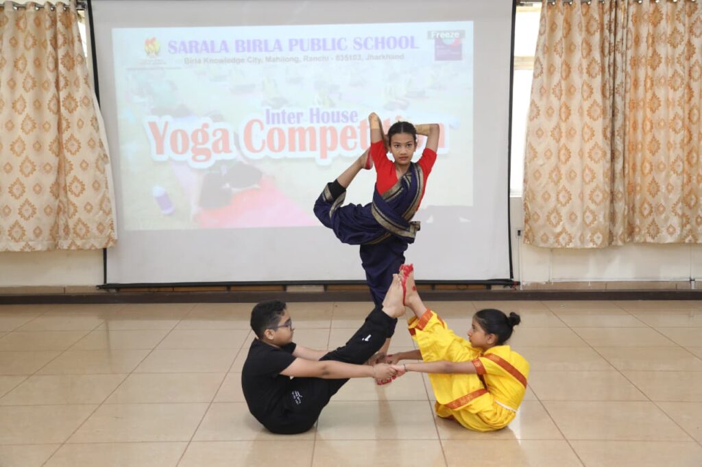 सरला बिरला पब्लिक स्कूल में योग दिवस का भव्य आयोजन, विद्यार्थियों ने दिया स्वस्थ जीवन का संदेश 32 WhatsApp Image 2026 06 20 at 17.12.48