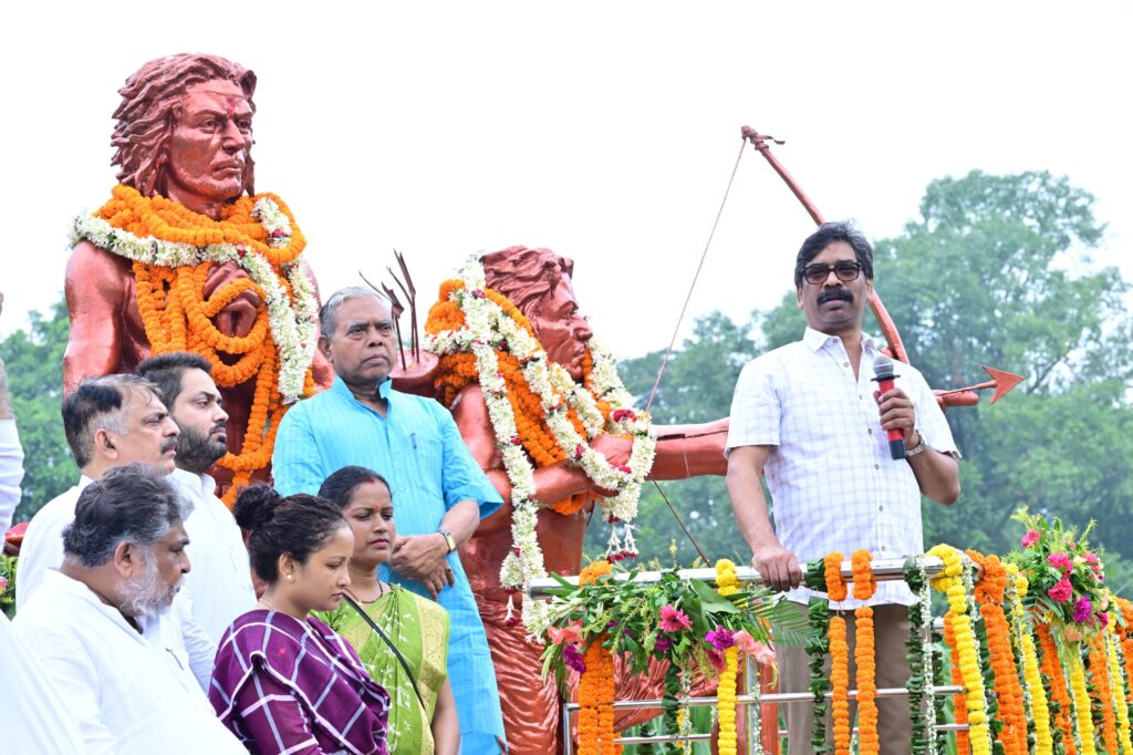हूल दिवस पर मुख्यमंत्री हेमंत सोरेन ने सिदो-कान्हू को दी श्रद्धांजलि, कहा- वीर शहीदों का बलिदान सदैव रहेगा प्रेरणास्रोत 35 WhatsApp Image 2026 06 30 at 12.53.41