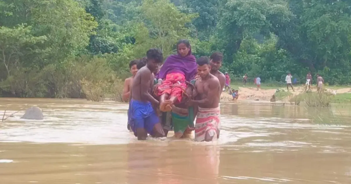 Khunti Pregnant Woman River Crossing
