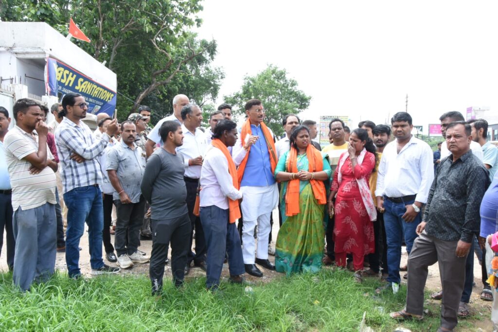 Ranchi News: रांची के पंडरा में स्ट्रीट वेंडर्स को मिलेगी स्थायी जगह, संजय सेठ और महापौर रोशनी खलखो ने किया स्थल निरीक्षण 4 WhatsApp Image 2026 07 12 at 16.27.32 1