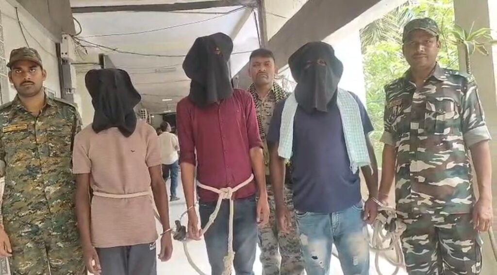चतरा में बड़ी साजिश नाकाम: लेवी के लिए फायरिंग की तैयारी कर रहे राहुल दुबे गैंग के 3 गुर्गे हथियारों समेत गिरफ्तार 27 WhatsApp Image 2026 07 14 at 8.33.07 PM