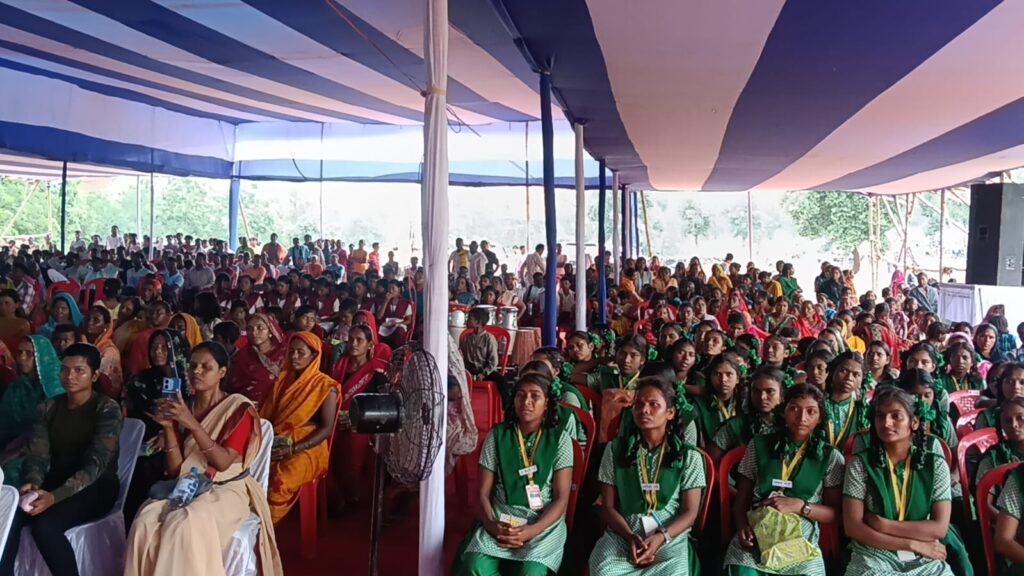 गढ़वा के रानी चेरी वनरोपण क्षेत्र में 77वें वन महोत्सव का भव्य शुभारंभ, विधायक सत्येंद्र नाथ तिवारी बोले- 'जंगल बचेंगे तो भविष्य बचेगा' 28 WhatsApp Image 2026 07 20 at 8.13.17 PM