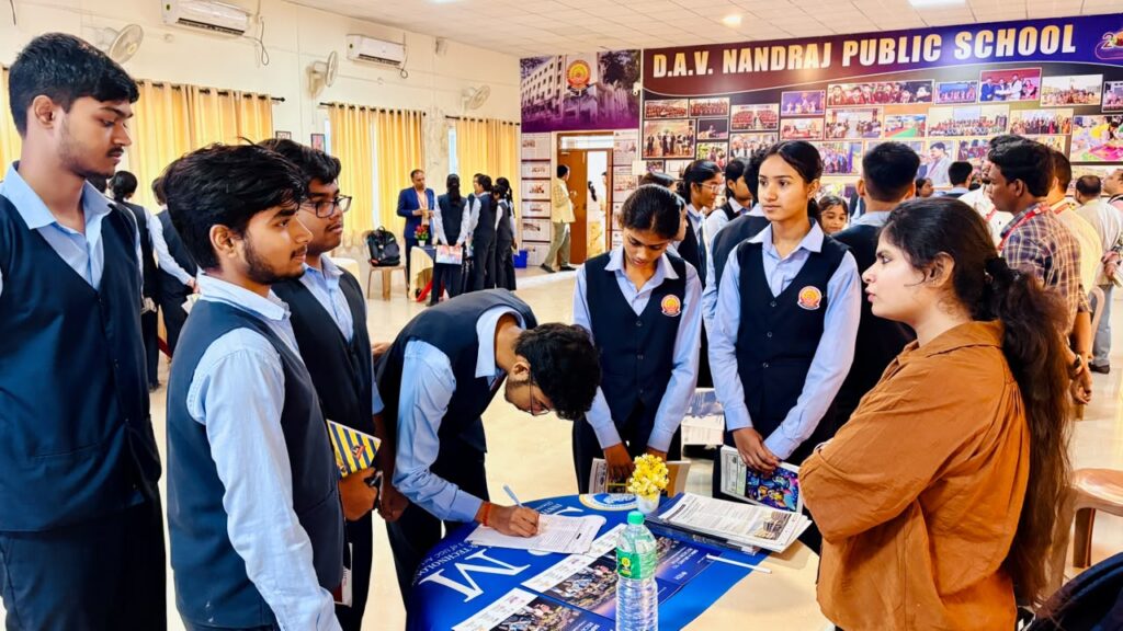 DAV नंदराज पब्लिक स्कूल में 'उच्च शिक्षा एवं करियर मार्गदर्शन दिवस' का आयोजन, 11वीं-12वीं के विद्यार्थियों को विशेषज्ञों ने दिखाया सफल भविष्य का रास्ता 30 WhatsApp Image 2026 07 23 at 16.32.56