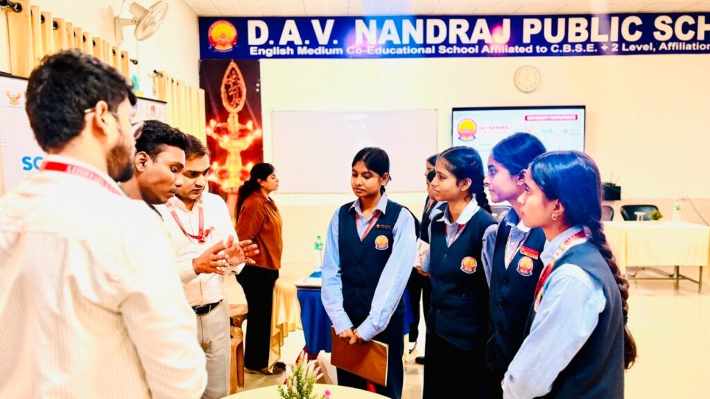 DAV नंदराज पब्लिक स्कूल में 'उच्च शिक्षा एवं करियर मार्गदर्शन दिवस' का आयोजन, 11वीं-12वीं के विद्यार्थियों को विशेषज्ञों ने दिखाया सफल भविष्य का रास्ता 31 WhatsApp Image 2026 07 23 at 16.32.57 1