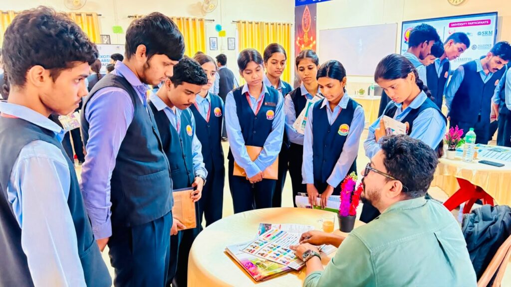 DAV नंदराज पब्लिक स्कूल में 'उच्च शिक्षा एवं करियर मार्गदर्शन दिवस' का आयोजन, 11वीं-12वीं के विद्यार्थियों को विशेषज्ञों ने दिखाया सफल भविष्य का रास्ता 4 WhatsApp Image 2026 07 23 at 16.32.57