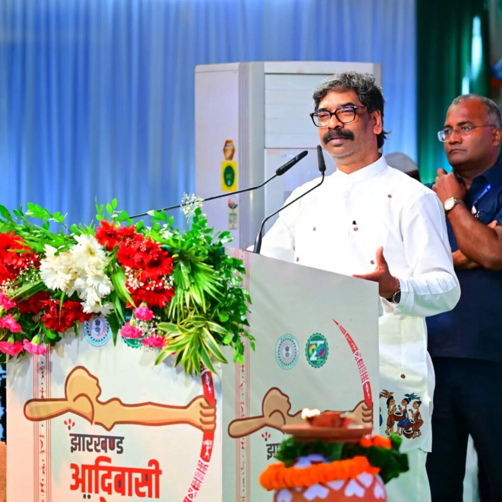 जन्मदिन विशेष: गांव की मिट्टी से सत्ता के शिखर तक… जेल की सलाखों से फिर जनादेश तक, हेमंत सोरेन की कहानी 37 769051761 1734652554639053 3837753181610721054 n