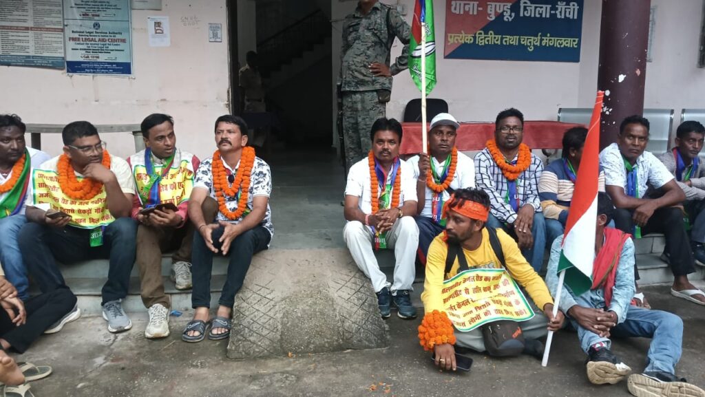 आजसू के पैदल मार्च को प्रशासन ने रोका, सैकड़ों कार्यकर्ता गिरफ्तार; 8 मांगों को लेकर सौंपा ज्ञापन 5 WhatsApp Image 2026 08 10 at 20.30.08