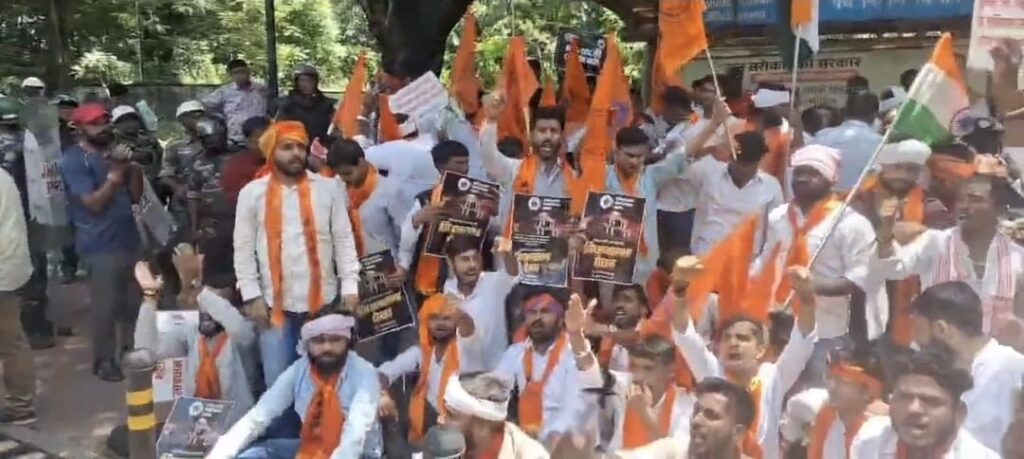 ABVP का विधानसभा घेराव! पुराने विधानसभा पर सड़क पर बैठे कार्यकर्ता, पुलिस ने लिया हिरासत में 8 WhatsApp Image 2026 08 11 at 12.28.58 1