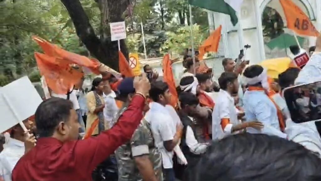 ABVP का विधानसभा घेराव! पुराने विधानसभा पर सड़क पर बैठे कार्यकर्ता, पुलिस ने लिया हिरासत में 23 WhatsApp Image 2026 08 11 at 12.28.58