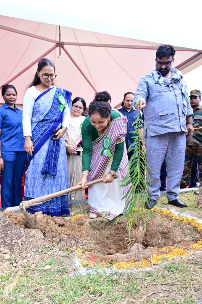 77वें वन महोत्सव में CM हेमंत का बड़ा संदेश! बोले- पौधा लगाएं ही नहीं, उसकी रक्षा भी करें 31 WhatsApp Image 2026 08 11 at 17.54.41