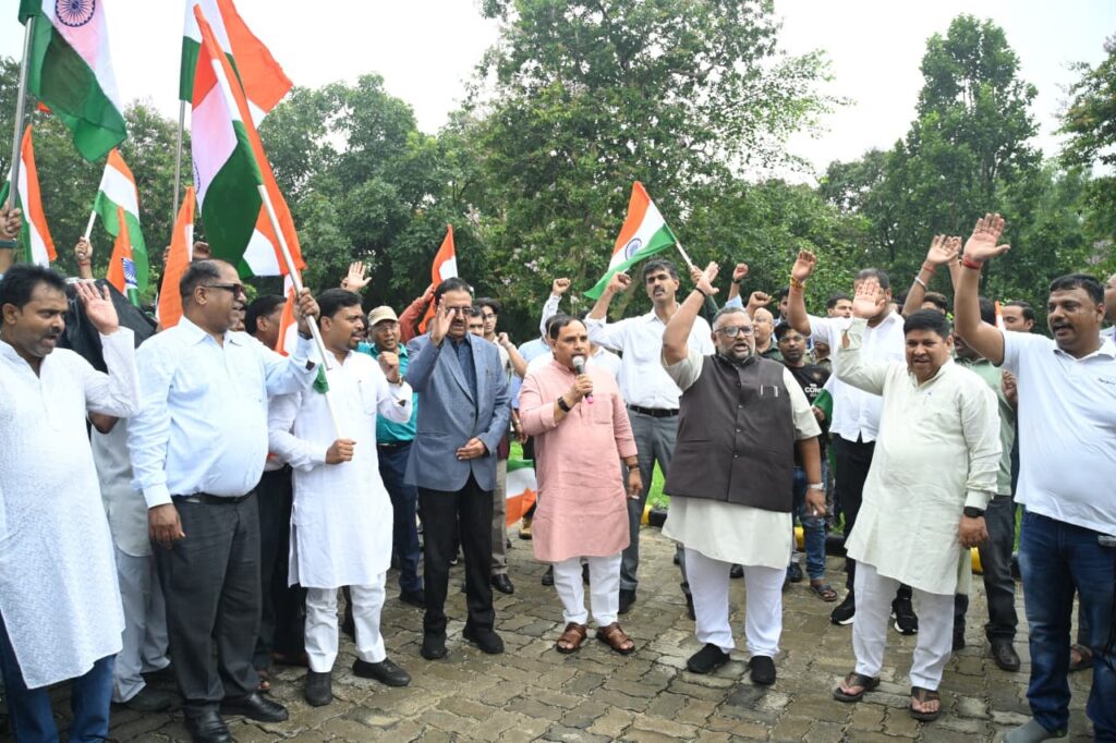 रांची में तिरंगा यात्रा से गूंजा देशभक्ति का संदेश, विद्यार्थियों और शिक्षकों ने बढ़ाया उत्साह 38 WhatsApp Image 2026 08 14 at 18.00.55