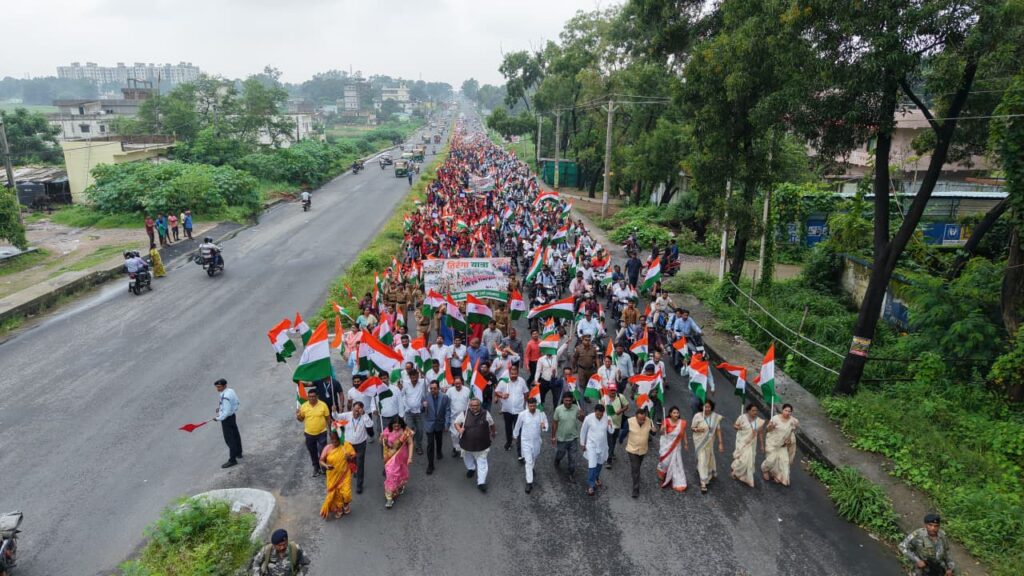 रांची में तिरंगा यात्रा से गूंजा देशभक्ति का संदेश, विद्यार्थियों और शिक्षकों ने बढ़ाया उत्साह 35 WhatsApp Image 2026 08 14 at 18.00.56 1